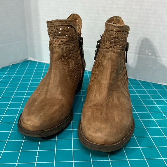 Corral/Circle G Shoes - Circle G by Coral Distressed Tan Cutout Shortie Boot